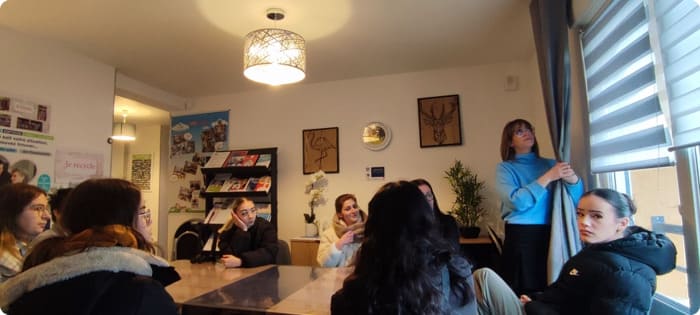 Découverte de l'appartement pédagogique de Vosgelis par les jeunes du CEJ