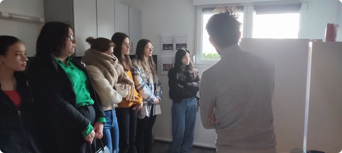 Découverte de l'appartement pédagogique de Vosgelis par les jeunes du CEJ
