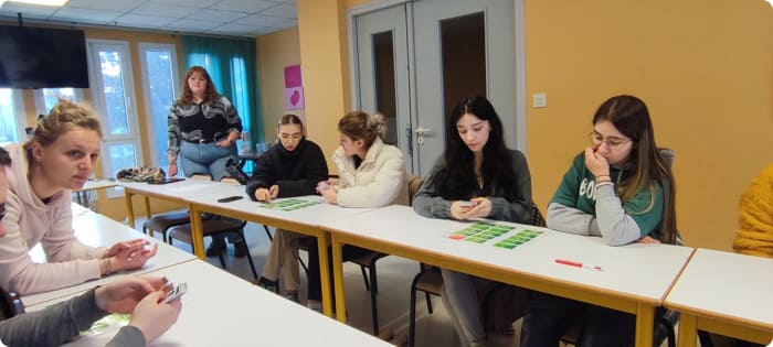 Les jeunes engagés dans le contrat engagement jeune participent à un atelier pratique sur le logement autonome