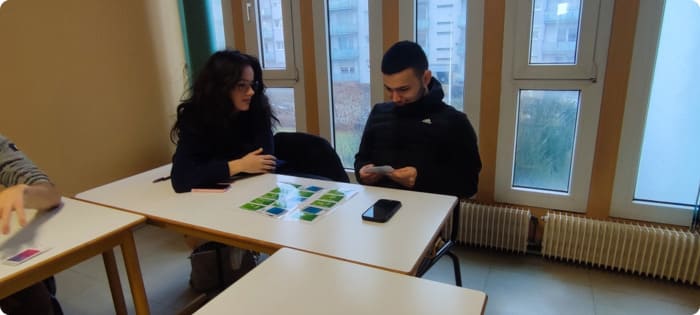 Les jeunes engagés dans le contrat engagement jeune participent à un atelier pratique sur le logement autonome