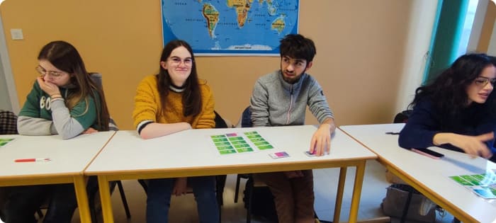 Les jeunes engagés dans le contrat engagement jeune participent à un atelier pratique sur le logement autonome