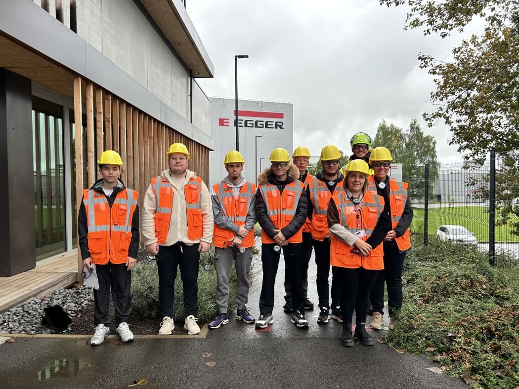 7 jeunes de la Mission Locale plongent au coeur de l'entreprise EGGER : une visite porteuse de perspectives